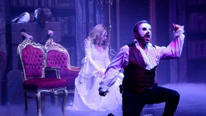 Bild: Kunz
Von links: Jochen Sauter (Raoul), Deborah Sasson (Christine) und Uwe Kröger in "Das Phantom der Oper". Die Aufführung fand in der Max-Reger-Halle in Weiden statt.