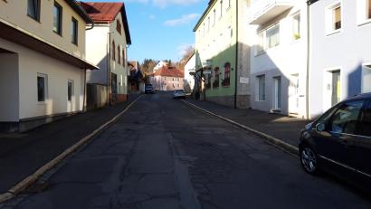 Bild: wkr
Der lang ersehnte Ausbau der Gablonzer Straße in Fichtelberg soll im Sommer beginnen. Es sollen auch die Gehwege gepflastert und gusseiserne Laternen aufgestellt werden.