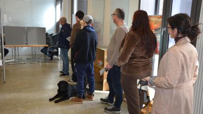 Archivbild: jr
Die Kreistagswahl auf tischtuchgroßen Stimmzetteln nahm dann doch längere Zeit in Anspruch. Wie hier im Wahllokal Sparkasse in Mitterteich bildeten sich Warteschlangen.