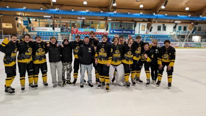 Bild: Martin Menzel
Die U17 des ERSC Amberg mit Trainer Daniel Trometer spielt um den Landesliga-Titel