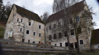 Bild: bö
Das Pflegschloss, auch Pfleghof genannt, in Hohenburg. Nachdem die Besitzer in den vergangen Jahrzehnten mehrmals gewechselt haben, will der aktuelle Eigentümer nun die Sanierung des denkmalgeschützten Gebäudes anpacken.