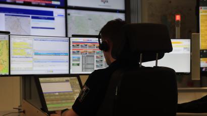Bild: olr
Ein Disponent bei der ILS Weiden: Hier werden sämtliche Notrufe aus Weiden, Neustadt/WN und Tirschenreuth koordiniert.