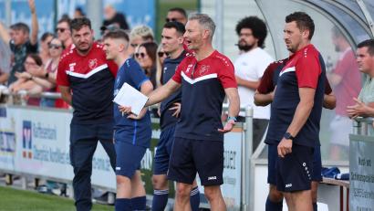 Bild: Dieter Jäschke
Ein Nachholspiel mit Brisanz: Michael Kaufmann (mit Notizblock), Trainer des ASV Haidenaab, trifft zum Restrundenauftakt der Kreisliga Nord auf seinen Ex-Verein FC Vorbach.