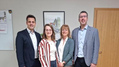 Bild: Veronika Biegerl
Von links: Bürgermeister Rudolf Teblitzky, Theresa Krämer, Cornelia Kiener von der Seniorenfachstelle des Landkreises Schwandorf und Geschäftsleiter Andreas Mandl.