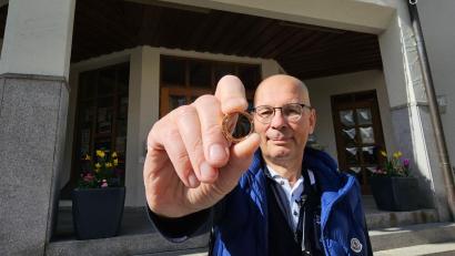 Bild: Mike Müller/dpa
Ein Ehering ist nach einer kleinen Odyssee durch Nordbayern wieder bei seinem Berliner Besitzer angekommen.