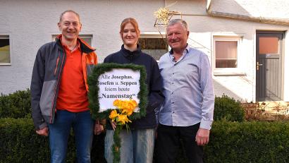 Bild: ubb
Josef Hecht (48), Josepha Wifling (17) und Josef Ernst (67, von links) organisieren die Josefifeier, die seit gut 30 Jahren in der Dreifaltigkeitskirche und beim Kapplwirt stattfindet. Das Schild für den Kirchenzug, erzählen sie stolz, sei seit Beginn dieses Brauchs immer noch das selbe.