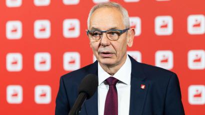 Bild: Michael Matthey/dpa
IG-BCE-Chef Michael Vassiliadis warnt vor einem Kahlschlag, etwa in der Chemieindustrie (Archivbild)