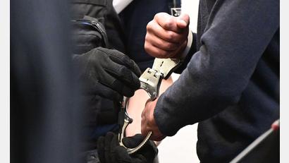 Bild: Bernd Weißbrod/dpa
Die Angeklagten wollen sich erst später zu den Vorwürfen äußern.