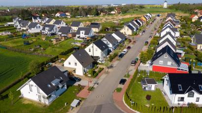 Bild: Jan Woitas/dpa-Zentralbild/dpa
Einfamilienhäuser in Leipzig: Die Nachfrage nach Eigenheimen ist hoch, aber die Zinsen steigen. (Archivbild)