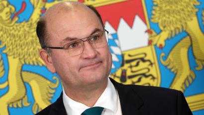 Bild: Karl-Josef Hildenbrand/dpa
Bayerns Finanzminister Albert Füracker (CSU) blickt gespannt nach Karlsruhe. (Archivbild)