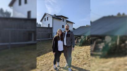 Bild: pr
Laura und Florian Hofmann vor ihrem Eigenheim in Nagel.