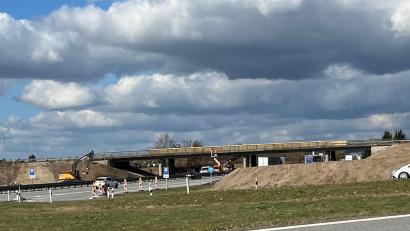 Bild: ihl
Derzeit wird alles für den Abriss der Brücke über die A 93 vorbereitet. Sie muss für einen Neubau Platz machen.