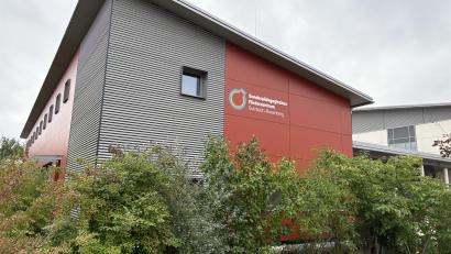 Bild: ge
Am Sonderpädagogischen Förderzentrum in Sulzbach-Rosenberg soll das neue Pooling-Modell der Landkreis-Jugendhilfe anlaufen – doch die Planungen werden jetzt noch einmal auf den Prüfstand gestellt.