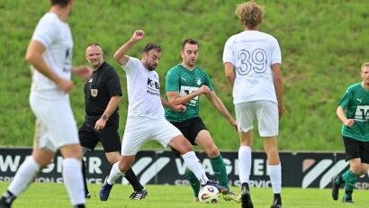 Bild: Hubert Ziegler
Wiedersehen mit dem Ex-Verein: Spielertrainer Dennis Kramer (links) vom TUS Rosenberg kreuzt am Wochenende in Köfering auf.