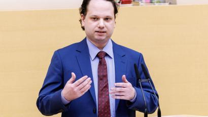 Bild: Matthias Balk/dpa
Das Abgeordnetenbüro des AfD-Politikers René Dierkes ist von der Staatsanwaltschaft durchsucht worden, gegen ihn wird unter anderem wegen des Verdachts der Volksverhetzung ermittelt. (Archivbild)