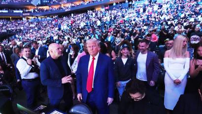 Bild: Frank Franklin II/AP/dpa
US-Präsident Donald Trump - hier mit UFC-Boss Dana White - gilt als Mixed-Martial-Arts-Fan. Athleten des Kampfsports sollen nun FBI-Mitarbeiter trainieren. (Archivbild)