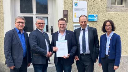Bild: Jürgen Richthammer
Robert Feldbauer (mit Urkunde) wird zum Leiter der Außenstelle des Vermessungsamts in Neunburg ernannt. Der leitende Vermessungsdirektor Christian Schmitz, Bürgermeister Martin Birner, LDBV-Präsident Daniel Kleffel und Abteilungsleiterin Ruth Jakob gratulierten ihn (von links).