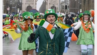 Bild: Felix Hörhager/dpa
Knapp 1.500 Teilnehmerinnen und Teilnehmer in 70 Gruppierungen laufen in diesem Jahr in der Parade mit. (Archivbild)