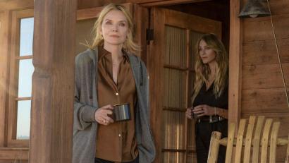 Bild: Emerson Miller/Paramount+/dpa
Stacy Clyburn (Michelle Pfeiffer) und ihre Tochter Abigail (Beau Garrett) suchen in der Natur von Montana nach Antworten.