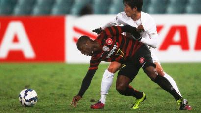 Bild: picture alliance / dpa
Nach seiner Station beim Hamburger SV war Romeo Castelen (l) unter anderem noch für die Western Sydney Wanderers, hier im Jahr 2015, im Einsatz. (Archivbild)