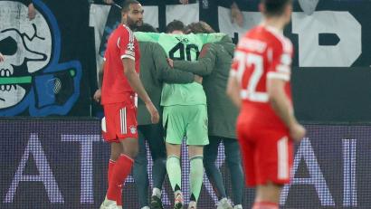 Bild: Jan Woitas/dpa
Jonas Urbig muss in Bergamo vom Platz geführt werden. Der Torwart erlitt eine Gehirnerschütterung.