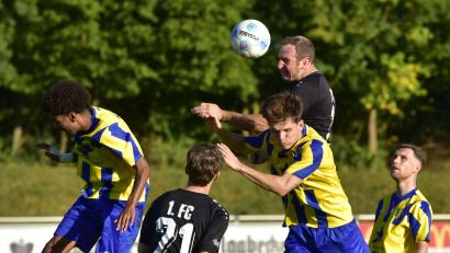 Archivbild: mhs
Tom Bayerl (hinten beim Kopfball) und seine Teamkollegen vom 1. FC Schwarzenfeld empfangen am Samstag den SV Schwarzhofen zum Landkreisderby.