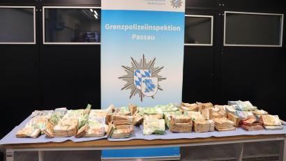 Bild: -/Polizeipräsidium Niederbayern/dpa
Das Bargeld war laut Polizei in dem Wagen versteckt.