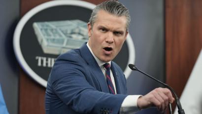 Bild: Mark Schiefelbein/AP/dpa
US-Verteidigungsminister Pete Hegseth äußert sich zum Krieg mit dem Iran. (Archivbild)