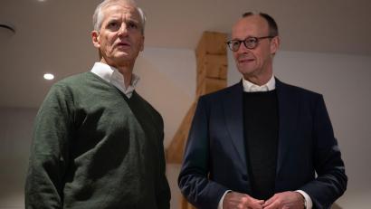 Bild: Soeren Stache/dpa
Gleich nach der Ankunft traf sich der Kanzler mit Norwegens Regierungschef zum Vier-Augen-Gespräch.