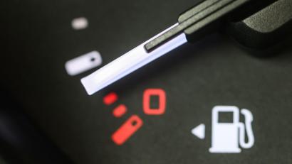 Bild: Robert Michael/dpa
Tanken ist indes den zweiten Tag in Folge wieder etwas billiger geworden.