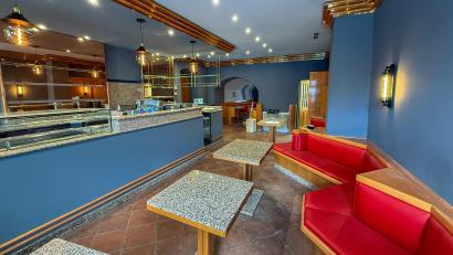 Bild: Stephan Huber
Tische und Bänke werden vom Vormieter übernommen, auch die Eistheke links. Die Wände aber wurden neu gestrichen und bringen die goldenen Zierleisten besser zur Geltung. Auch die Lichter sind neu. Doch noch ist hier eine Baustelle und alles verstaub, der Umbau läuft auf Hochtouren.