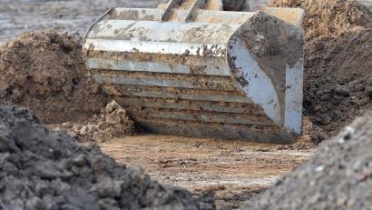 Symbolbild: Caroline Seidel/dpa
Unbekannte haben 650 Liter Diesel aus einem Bagger abgezapft.