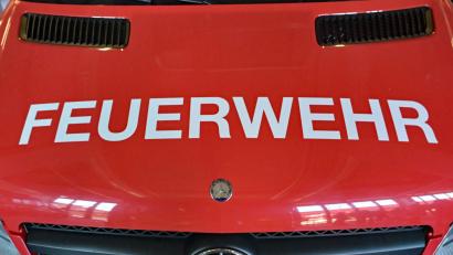 Bild: Malin Wunderlich/dpa
Beim Löschen stürzte ein Feuerwehrmann und wurde am Rücken verletzt. (Symbolbild)