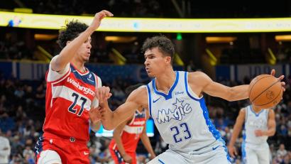 Bild: John Raoux/AP/dpa
War mit 26 Punkten entscheidend am Sieg der Magic beteiligt: Tristan da Silva (rechts).