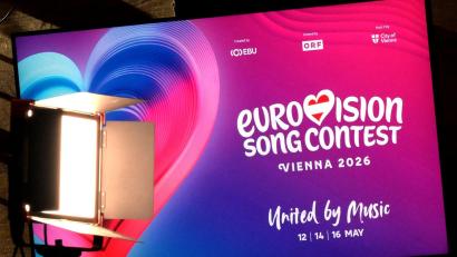 Archivbild: Harald Schneider/APA/dpa
Blick aufs Das Logo zum Eurovision Song Contest (ESC) 2026 in Wien.