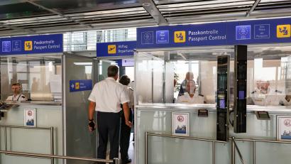 Bild: Daniel Löb/dpa
Mit dem Nürnberger Flughafen ist nun nach München und Memmingen auch der dritte internationale Airport in Bayern an das neue Ein- und Ausreise-Erfassungssystem angeschlossen.