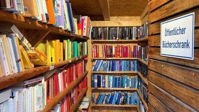 Bild: Petra Hartl
Ein Blick in den Bücherschrank in Poppenricht, der sich beim Rathaus befindet.