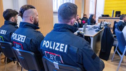 Bild: Armin Weigel/dpa
Im Prozess um den gewaltsamen Ausbruch von Straftätern aus einer forensischen Klinik verlangt die Staatsanwaltschaft lange Haftstrafen. (Archivbild)