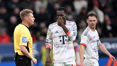 Bild: Federico Gambarini/dpa
Turbulentes Spiel in Leverkusen: Bayern-Stürmer Nicolas Jackson (M) sah die Rote Karte.