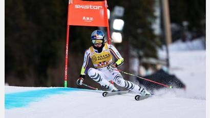 Bild: Marco Trovati/AP/dpa
Emma Aicher arbeitet sich an Mikaela Shiffrin heran.