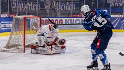 Bild: Werner Moller
Weidens Fabian Voit erzielt in dieser Szene den Treffer zum zwischenzeitlichen 1:1-Ausgleich – durch die Beine von Bad Nauheims Keeper Gerald "Jerry" Kuhn.