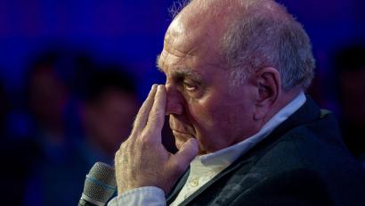 Bild: Peter Kneffel/dpa
Bayern Münchens Ehrenpräsident Uli Hoeneß kritisiert die Leistung des Schiedsrichters scharf. (Archivbild)