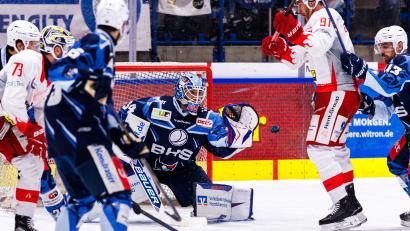Bild: Werner Moller
Michael McNiven (Mitte) wird auch in der kommenden Saison im Tor der Blue Devils Weiden stehen.