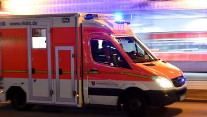 Symbolbild: Carsten Rehder/dpa
Die 29-jährige Fußgängerin kam mit schweren Verletzungen ins Krankenhaus.