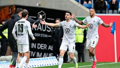 Bild: Uwe Anspach/dpa
Konstantinos Koulierakis (M) freut sich über die Wolfsburger Führung.