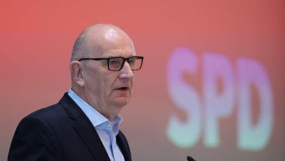 Bild: Soeren Stache/dpa
Brandenburgs Ministerpräsident Dietmar Woidke warb auf dem SPD-Parteitag um Zustimmung für den Koalitionsvertrag mit der CDU .
