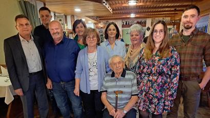 Bild: wel
Agnes Zwack (Fünfte von links) feierte 80. Geburtstag. Bürgermeister Norbert Eckl, Gemeinderatsmitglied Florian Spießl (von links) und Vereinsvertreter gratulierten. Die Jubilarin freute sich über die Glückwünsche ihres Gatten Helmut (sitzend) und ihres Sohnes Josef mit Gattin Manuela (von rechts).