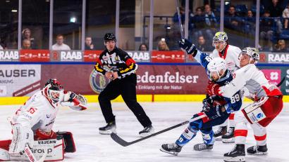 Bild: Werner Moller
Verzweifelt auf Formsuche: Ist Tyler Ward (blaues Trikot) nach der Niederlage zum Start der Play-down-Serie gegen Bad Nauheim am Sonntag vielleicht sogar ein Kandidat für die Tribüne?