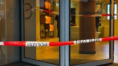 Bild: Max Lametz/dpa
Die Drehtür zu dem Hotel ist gesperrt - ein Mann soll seine Mutter dort erstochen haben.