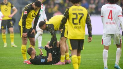 Bild: Bernd Thissen/dpa
Schiri Bastian Dankert lag nach einem Zusammenprall mit Felix Nmecha kurz auf dem Rasen.